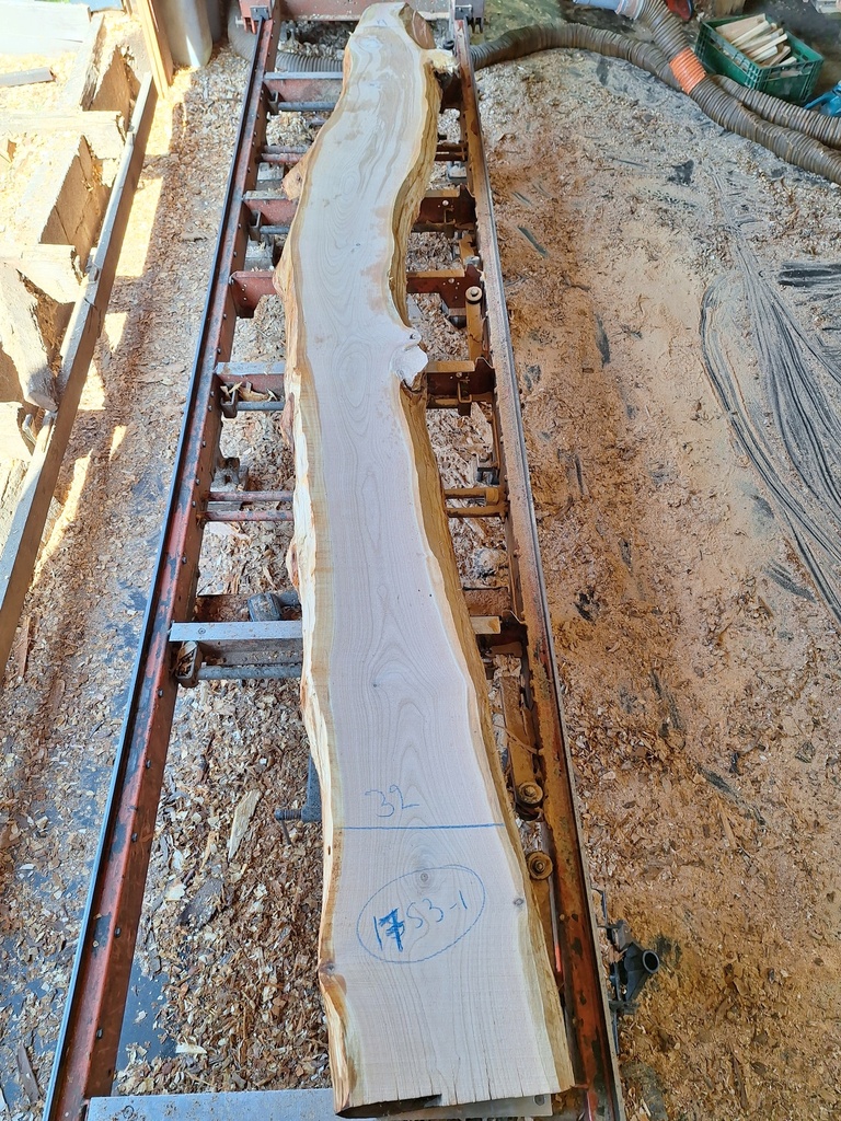 Plateau Merisier 28 x 190-320 x 2700 mm de la boule 1753 - 1