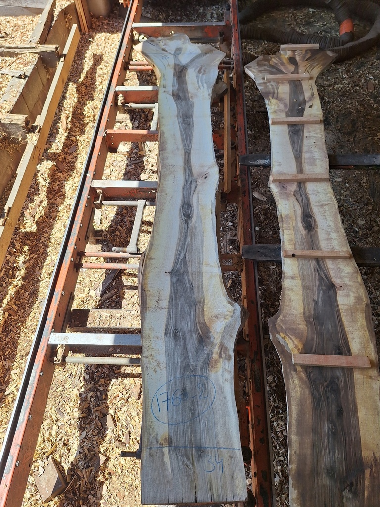 Plateau Noyer 40 x 340-600 x 3000 mm de la boule 1760 - 2