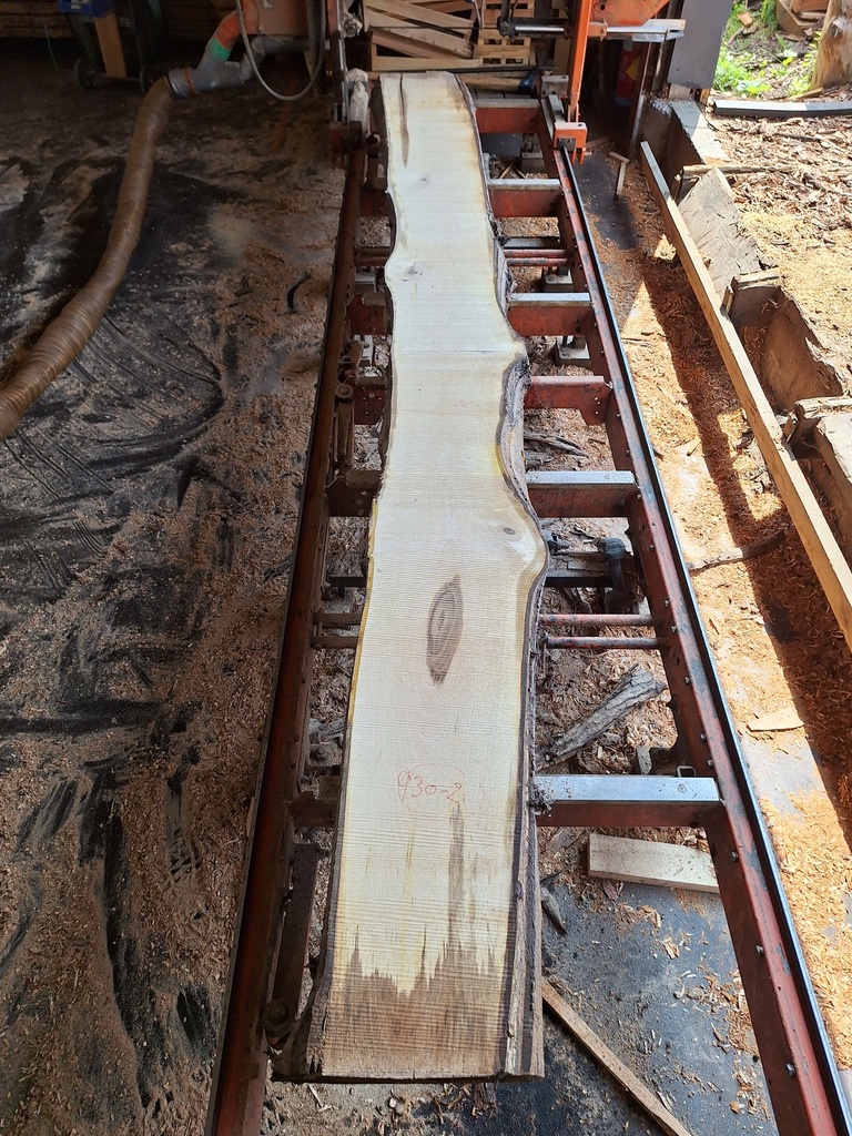 Plateau Noyer 28 x 260-350 x 4000 mm de la boule 930 - 2