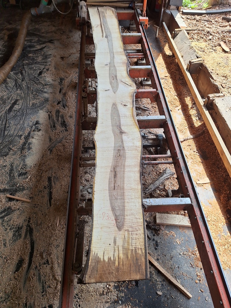 Plateau Noyer 28 x 320-360 x 4000 mm de la boule 930 - 4