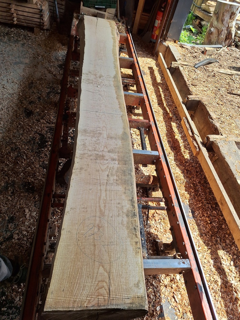 Plateau Frêne 43 x 380-430 x 3770 mm de la boule 973 - 2