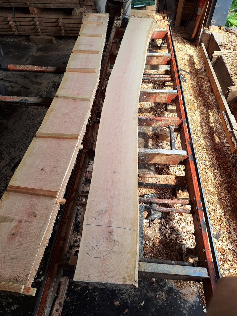 Plateau Frêne 28 x 330-400 x 4070 mm de la boule 974 - 4