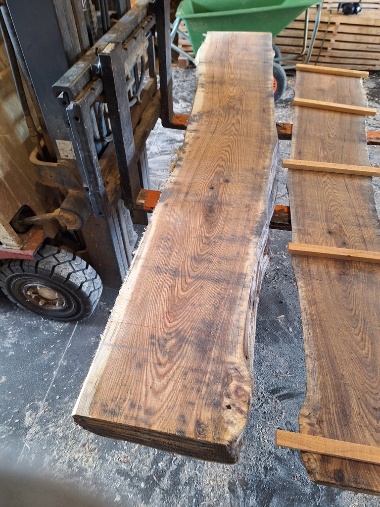 Plateau Chêne Rouge 28 x 290-370 x 2110 mm de la boule 991 - 2