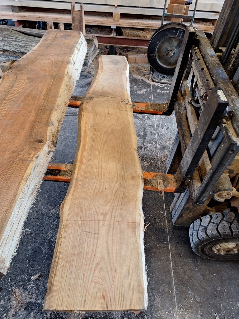 Plateau Chêne Rouge 28 x 230-330 x 1980 mm de la boule 1055 - 1