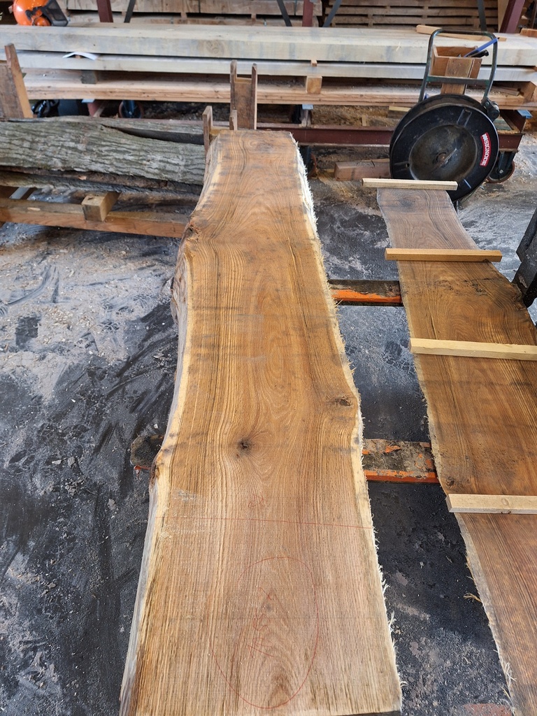 Plateau Chêne Rouge 28 x 300-370 x 1980 mm de la boule 1055 - 2