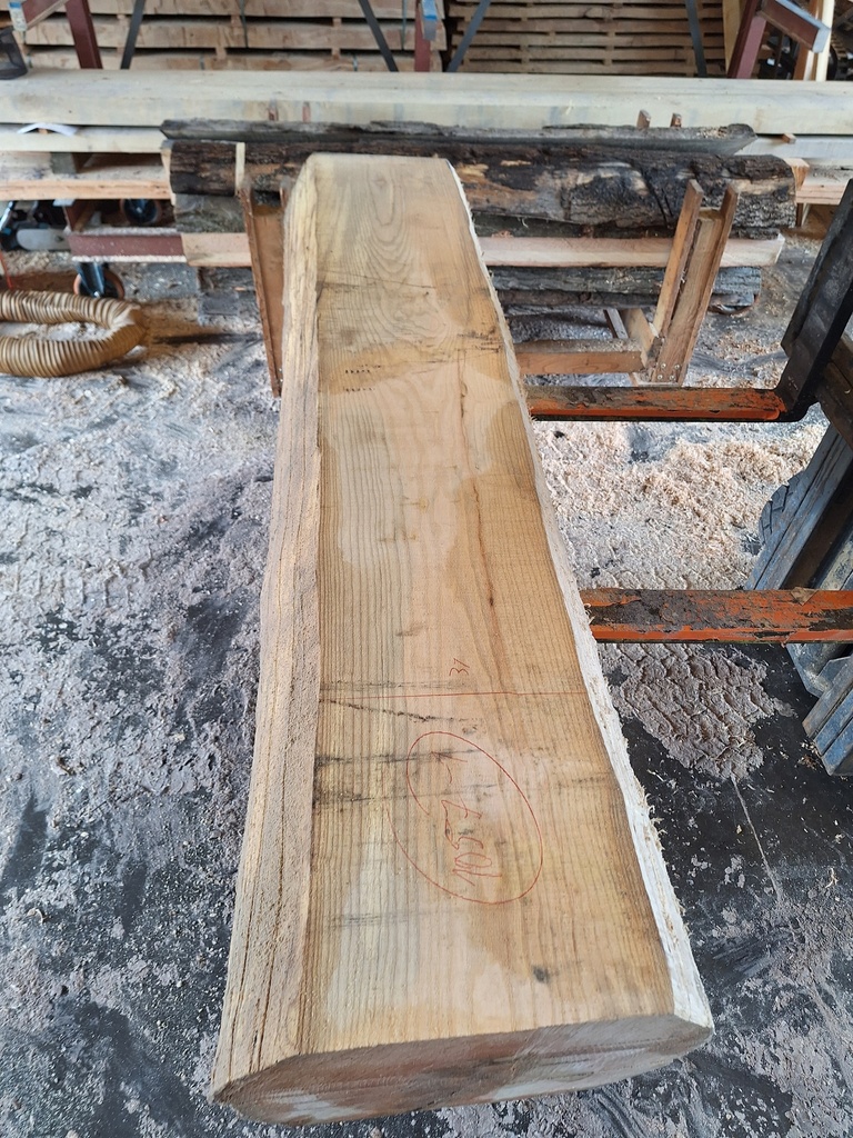 Plateau Frêne 28 x 310-350 x 2040 mm de la boule 1057 - 1