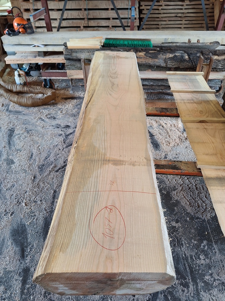 Plateau Frêne 28 x 370-390 x 2040 mm de la boule 1057 - 2