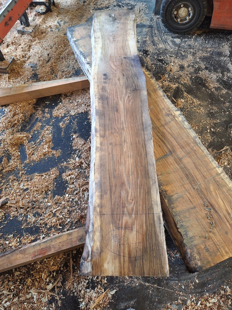 Plateau Chêne Rouge 43 x 320-330 x 1970 mm de la boule 1063 - 1